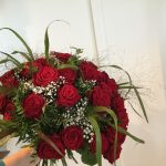 rote Rosen und Schleierkraut