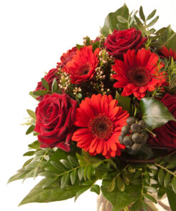 rote Rosen mit Gerbera