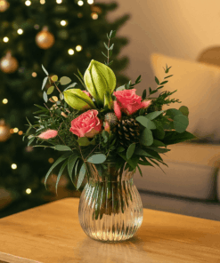 adventlicher Strauß mit weißer Amaryllus und rosa Rosen