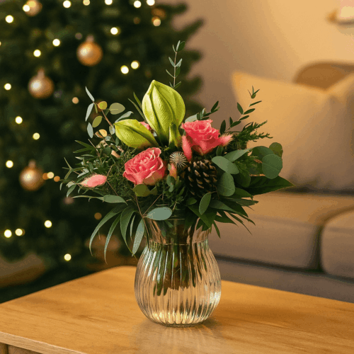 adventlicher Strauß mit weißer Amaryllus und rosa Rosen