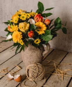 Blumen gel und orange mit Kücken