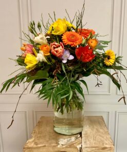 Blumiger Strauß bunter Frühlingsblumen