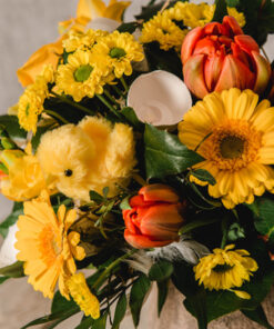 Blumenstrauß gelb orange mit Kücken