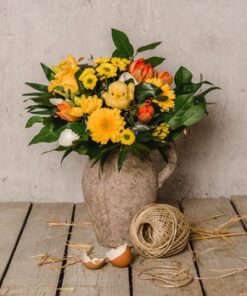 Blumen als Strauß zum Osterfest mit Kücken