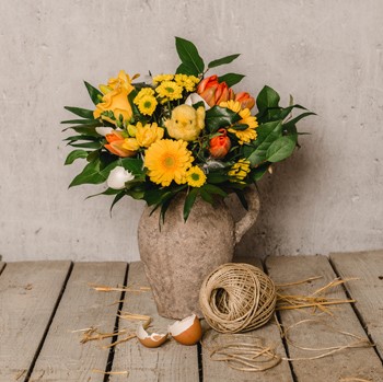 Blumen als Strauß zum Osterfest mit Kücken