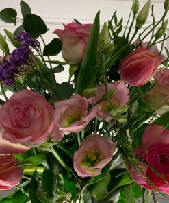 Blumen als Strauß gebunden in der Farbe rosa