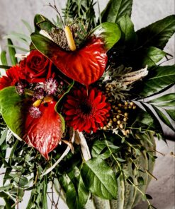 Blumenstrauß mit Anthurien in rot