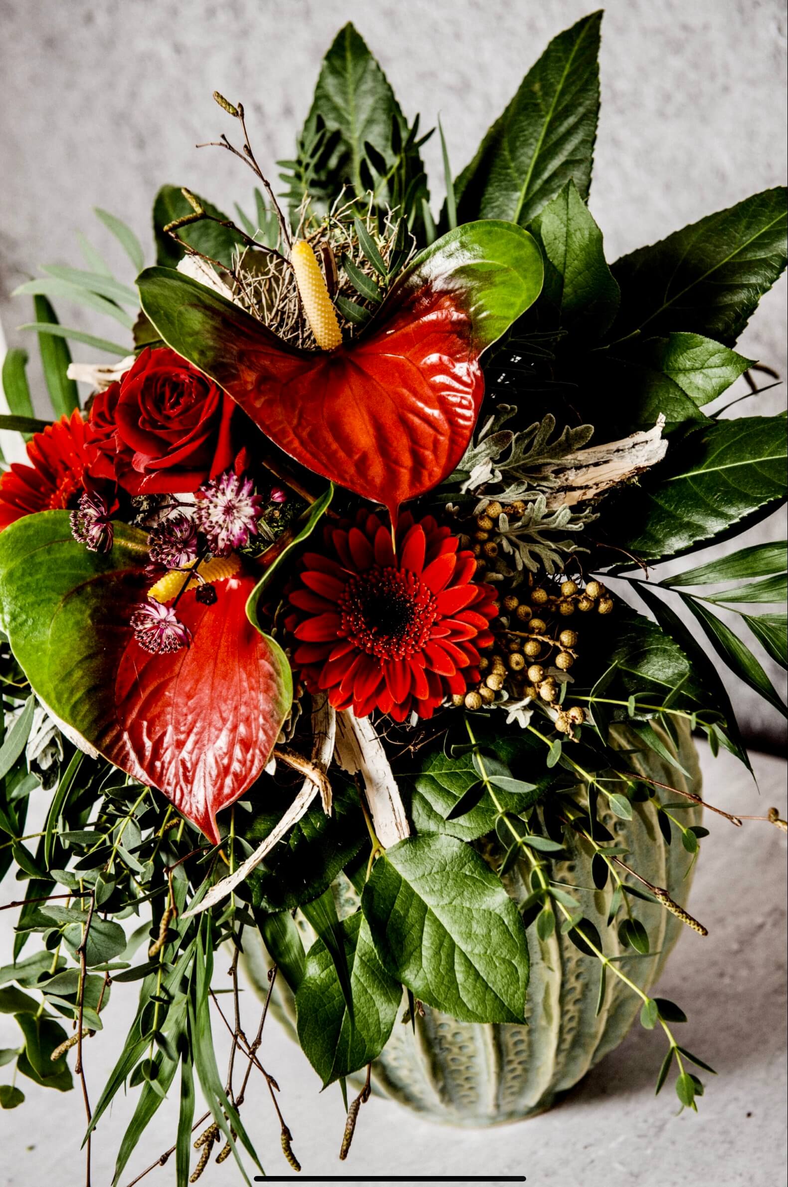 Blumenstrauß mit Anthurien in rot