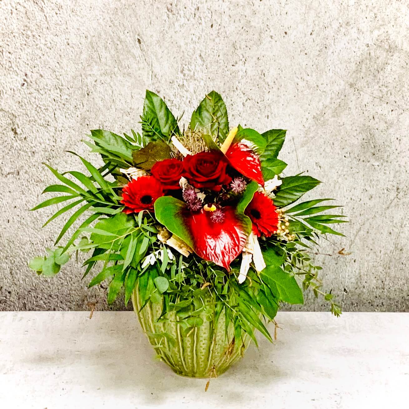 Tropischer Blumenstrauß mit rote Anthurien