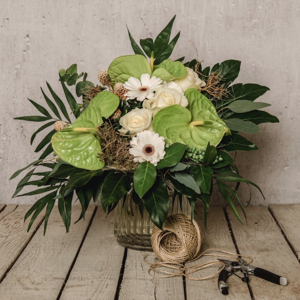 Grüne Blumen Anthurien und weiße Rosen