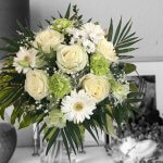 Strauß mit weißen Rosen