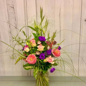 Blumen von der Wiese als Strauß gebunden
