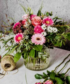 Blumenstrauß in rosa auf Tisch