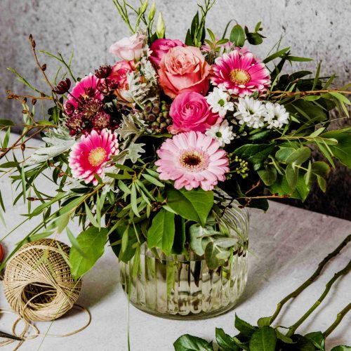 Blumenstrauß in rosa auf Tisch