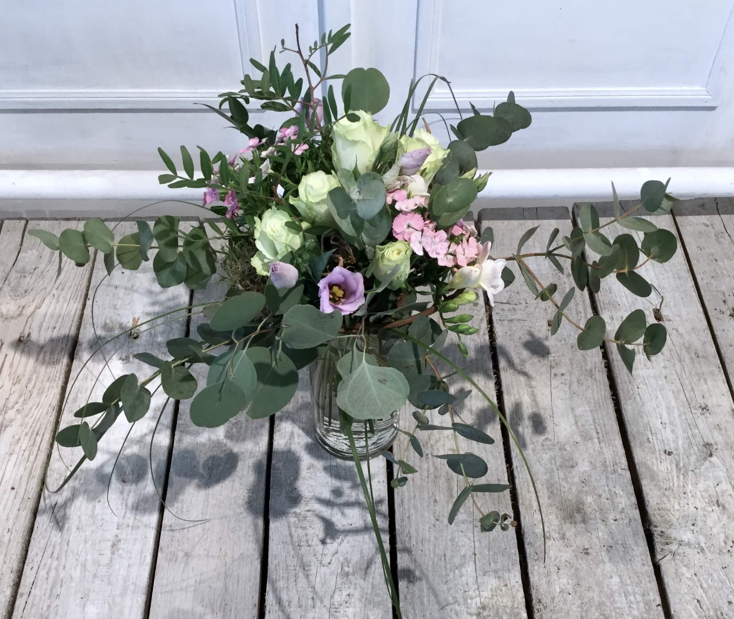 Rosen weiß mit Eucaliptus