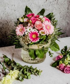 Blumenstrauß in rosa auf einem Tisch