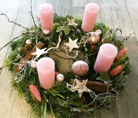 rosa Adventskranz mit 4 Kerzen