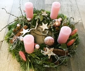 rosa Adventskranz mit 4 Kerzen