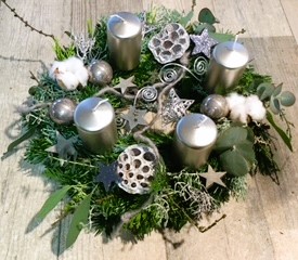 silberfarbender Adventskranz mit 4 Kerzen