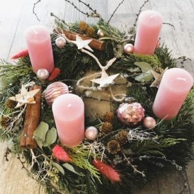 Weihnachtskranz mit rosa Kerzen