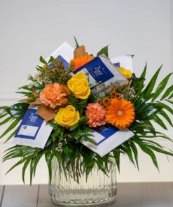 Blumenstrauß gelb orange mit Kaffee