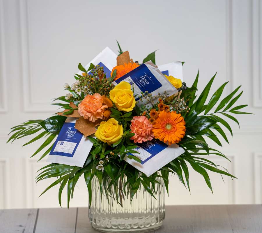 Blumenstrauß gelb orange mit Kaffee
