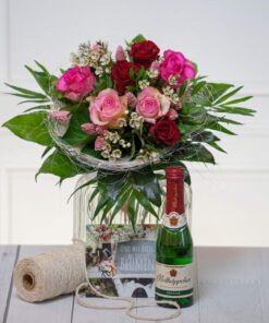 rosa und rote Rosen im Blumenstrauß