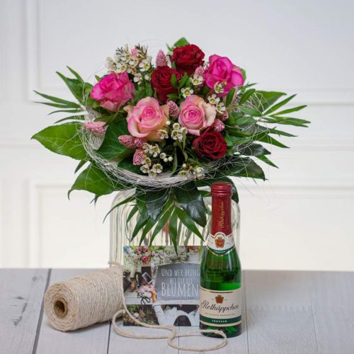 rosa und rote Rosen im Blumenstrauß