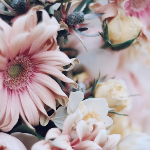 Blumenstrauß als Überraschung gebunden