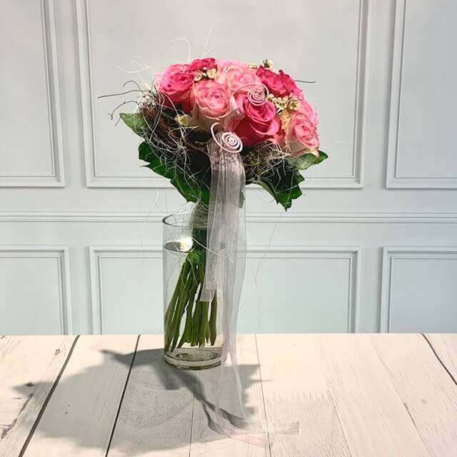 rosa Blumen als Zepter im Strauß