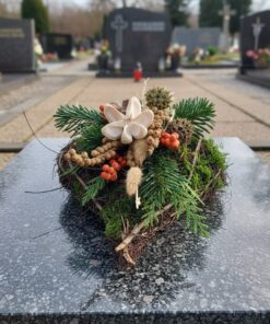 Getecktes Herz für den Friedhof aus Naturmaterialien