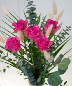 Rosenstrauß mit Eukalyptus und Gräser in rosa pink