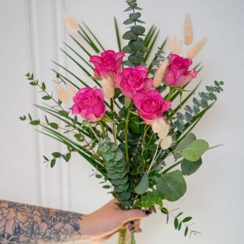 Rosen in pink als Strauß mit Gräsern und Eukaliptus