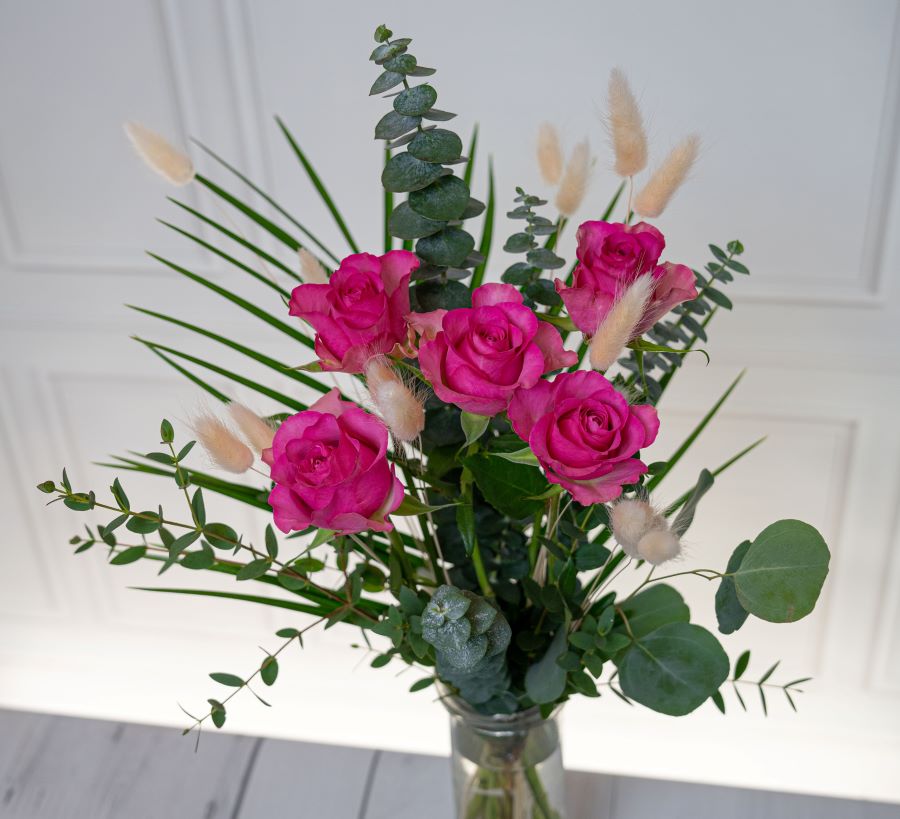 Blumenstrauß mit Rosen in pink und Gräser