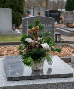 Gesteck für den Friedhof im Birkentopf