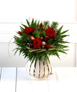 rote Rosen als Weihnachtsstrauß