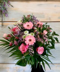 Ein schöner roser Strauß Blumen im Versand
