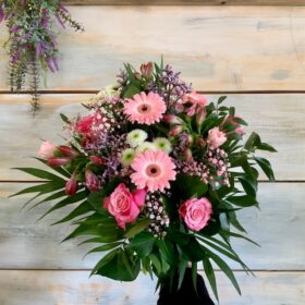 Ein schöner roser Strauß Blumen im Versand