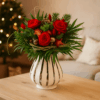 Adventsstrauß mit roten Rosen zum Weihnachtsfest