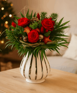 Adventsstrauß mit roten Rosen zum Weihnachtsfest