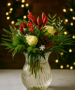 roter Weihnachtsstrauß mit weißen Rosen