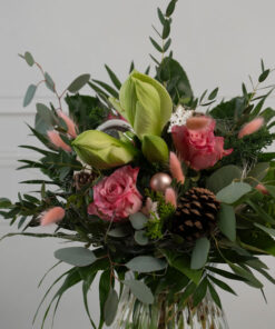weihnachtlicher Strauß in weiß rosa