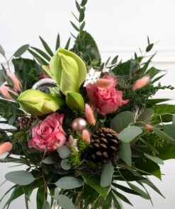 weißer Adventsstrauß mit pinken Rosen