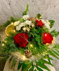 Blumenstrauß zu Weihnachten mit LED Lichterkette
