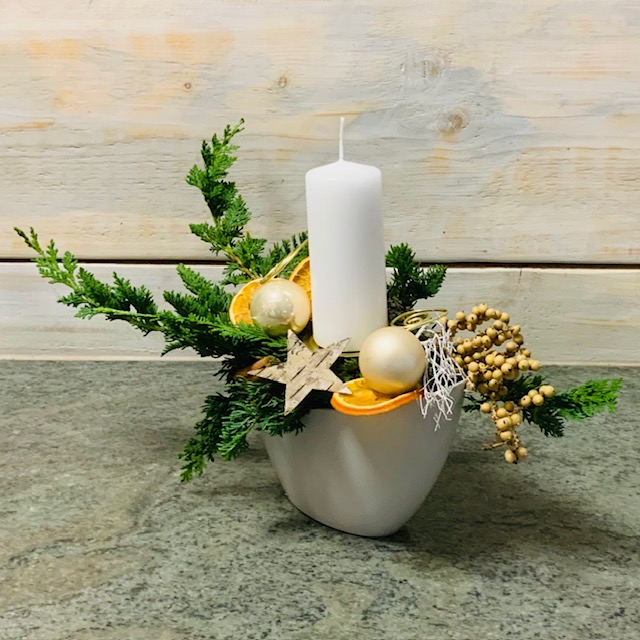 Adventsgesteck mit Weißer Kerze in Anthrazit-Gefäß – Perfekt für den Tisch | Jetzt bei dieBlumenbringer.de kaufen