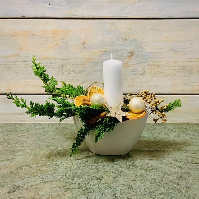Adventsgesteck mit Weißer Kerze in Anthrazit-Gefäß – Perfekt für den Tisch | Jetzt bei dieBlumenbringer.de kaufen