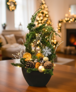 Adventsgesteck Tisch mit LED Lichterkette mit Anthrazit Gefäß quer _hoch in Ambiente