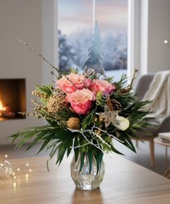 Adventsstrauß mit einem Baum aus Metall als Stecker in rosa mit Rosen