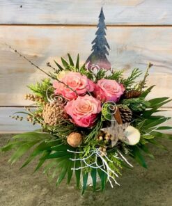 Adventsstrauß mit Baum mit rosa Rosen und Metallstecker Baum vor einem Holzhintergrund
