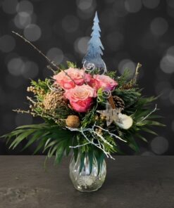 Adventsstrauß mit Baum aus Metall mit rosa farbenden Rosen mit dunklem Hintergrund